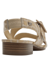 Sandalia beige de mujer en cuero efecto charol texturizado, estilo formal elegante y sofisticado.