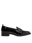 Zapato formal de mujer en charol negro, combina lujo discreto con estabilidad y estilo clásico.