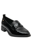 Calzado de charol negro para mujer, diseño atemporal con textura contrastante y comodidad duradera.