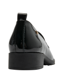 Elegante zapato de cuero negro para mujer, sofisticado y versátil para oficina o eventos semiformales.