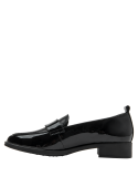Mocasín de charol negro para mujer, ideal para entornos formales, con tacón bajo y diseño minimalista.