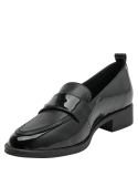 Zapato de mujer negro de charol brillante, estilo formal y clásico con banda decorativa en cuero.