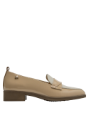 mocasín de cuero beige con detalle distintivo en la lengüeta, perfecto para ocasiones formales.