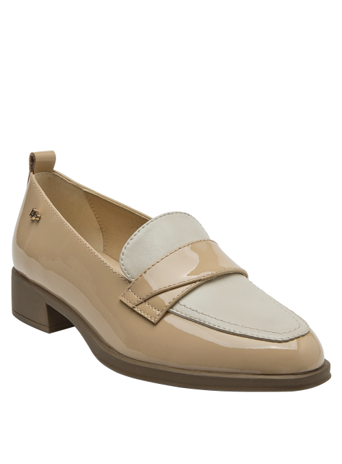 zapato de charol beige para mujer, ideal para un look chic y profesional.