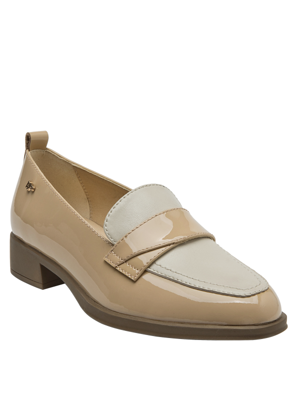 zapato de charol beige para mujer, ideal para un look chic y profesional.