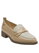 zapato de charol beige para mujer, ideal para un look chic y profesional.