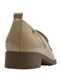 mocasín elegante de cuero beige con combinación de texturas brillantes y mates.