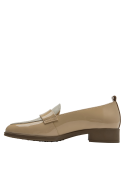 zapato formal beige de charol para mujer, destacando su diseño sobrio y sofisticado.