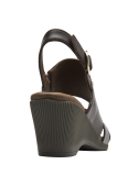 Elegante sandalia de cuero café con correas decorativas, adecuada para la oficina o salidas informales.