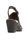 Elegante sandalia de cuero café con correas decorativas, adecuada para la oficina o salidas informales.