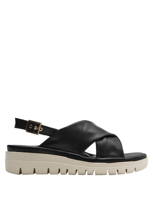 Sandalia casual de cuero negro con suela blanca, perfecta para días calurosos.
