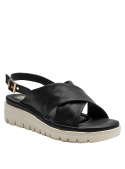 Sandalia casual de cuero negro con suela blanca, perfecta para días calurosos.