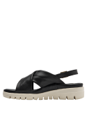 Sandalia de mujer en cuero negro, ideal para un look relajado y sofisticado.