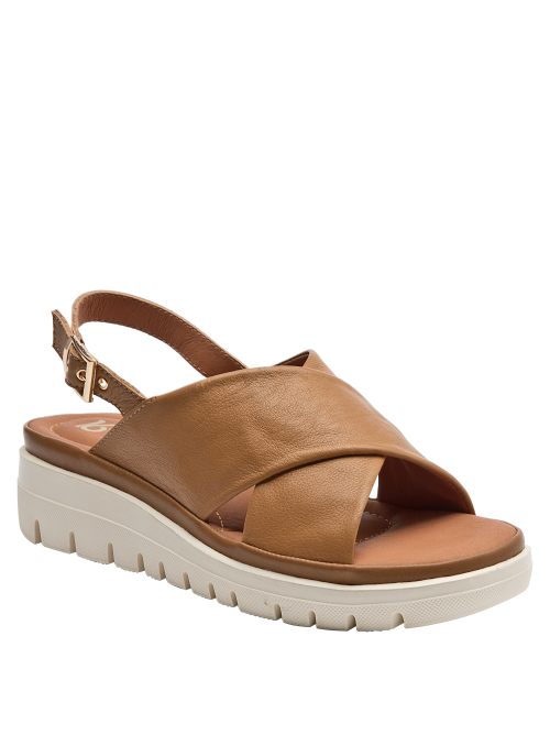 Sandalia versátil de cuero camel, perfecta para un look casual elegante.