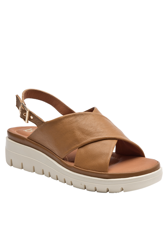 Sandalia versátil de cuero camel, perfecta para un look casual elegante.
