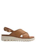 Sandalia casual chic de cuero camel, ideal para días calurosos.