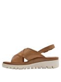 Sandalia de mujer en cuero camel con suela gruesa y diseño moderno.