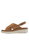 Sandalia de mujer en cuero camel con suela gruesa y diseño moderno.