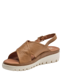 Sandalia casual de cuero camel con hebilla ajustable y detalle metálico.