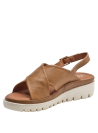 Sandalia casual de cuero camel con hebilla ajustable y detalle metálico.