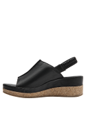 Sandalia de cuero negro con talonera elástica, combina comodidad y estilo.