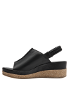 Sandalia de cuero negro con talonera elástica, combina comodidad y estilo.