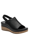 Sandalia moderna y versátil de cuero negro, ideal para looks casuales chic.