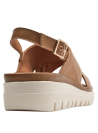 Sandalia de cuero camel para mujer con diseño cruzado y suela dentada blanca.