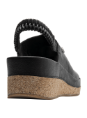 Sandalia de cuero negro para mujer, diseño minimalista y elegante con textura suave y mate.