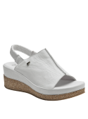 Sandalia de cuero blanco con diseño elegante y suela cómoda para uso diario.
