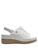 Sandalia blanca de cuero para mujer, versátil para combinar con ropa veraniega.