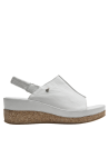 Sandalia blanca de cuero para mujer, versátil para combinar con ropa veraniega.