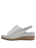 Sandalia casual de cuero blanco, ideal para primavera y verano, con estilo moderno.