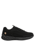 zapatilla negra de mujer con detalles modernos, ideal para un look cómodo y estiloso en salidas casuales.
