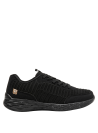 zapatilla negra de mujer con detalles modernos, ideal para un look cómodo y estiloso en salidas casuales.