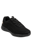 zapatilla urbana negra con diseño minimalista y elegante, combinable con jeans o vestidos casuales.