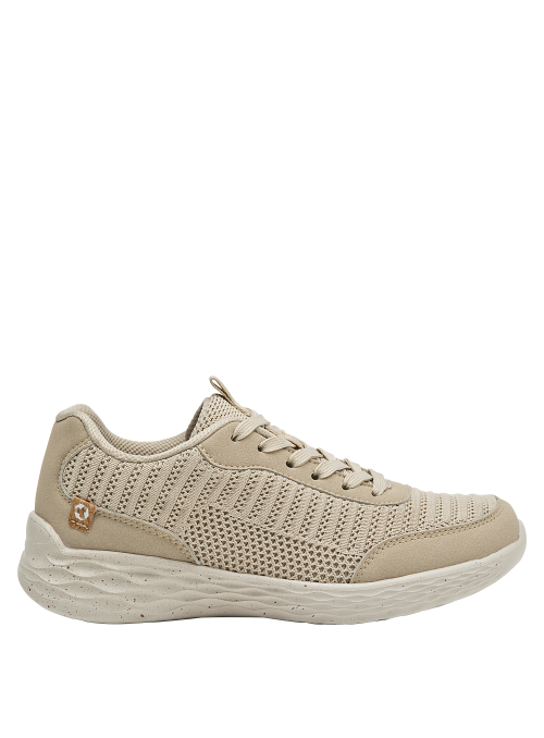 Calzado deportivo de mujer en beige, textil transpirable con textura de malla moderna.
