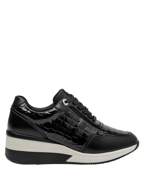 textura tipo cocodrilo en zapatilla negra de cuero, ideal para moda casual y urbana