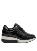 acabado sofisticado en zapatilla de cuero negro, perfecta para ocasiones informales y urbanas