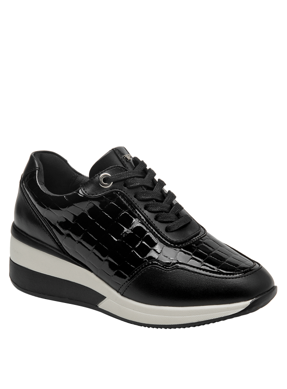 textura tipo cocodrilo en zapatilla negra de cuero, ideal para moda casual y urbana
