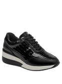 textura tipo cocodrilo en zapatilla negra de cuero, ideal para moda casual y urbana