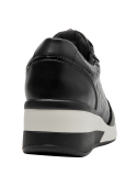 suela blanca con detalles negros en zapatilla de cuero, estilo athleisure para mujer
