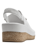 Sandalia de cuero blanco con diseño minimalista y hebilla metálica decorativa.