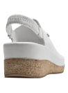 Sandalia de cuero blanco con diseño minimalista y hebilla metálica decorativa.