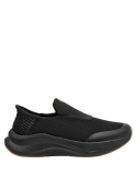 Zapatilla negra femenina, perfecta para paseos urbanos o ambientes de oficina casual.