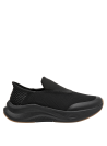 Zapatilla negra femenina, perfecta para paseos urbanos o ambientes de oficina casual.