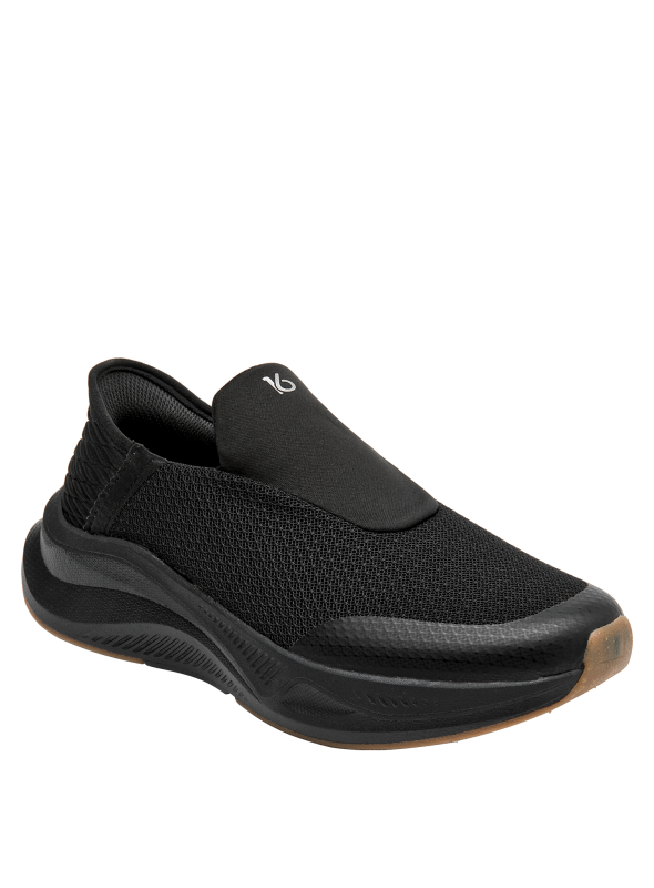 Zapatilla negra de mujer, estilo athleisure que combina con leggings o jeans ajustados.