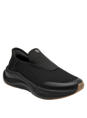Zapatilla negra de mujer, estilo athleisure que combina con leggings o jeans ajustados.