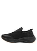 Zapatilla deportiva negra para mujer, líneas limpias y suela cómoda para actividades diarias.