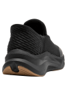 Zapatilla negra de mujer con diseño moderno y aerodinámico, ideal para un look urbano deportivo.
